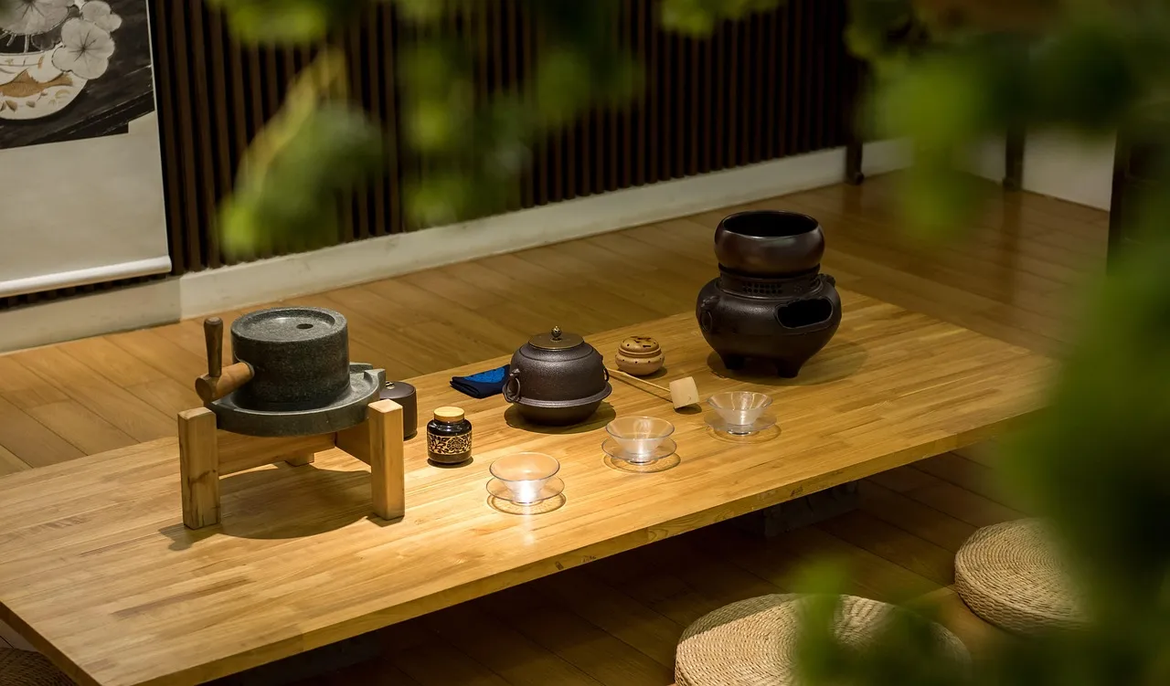 Des ustensiles à thé chinois disposés sur une table basse en bois