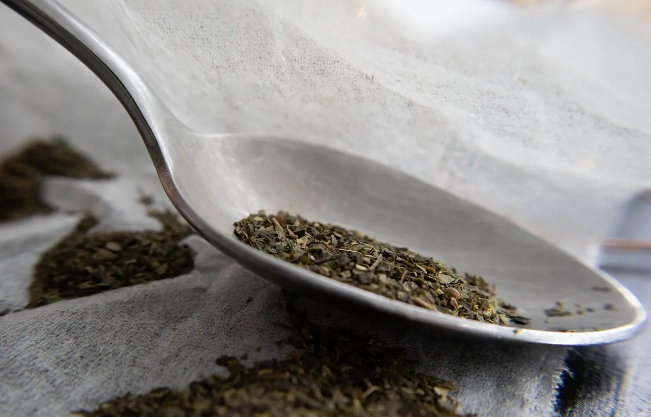 Du thé en vrac dans une cuillère en métal